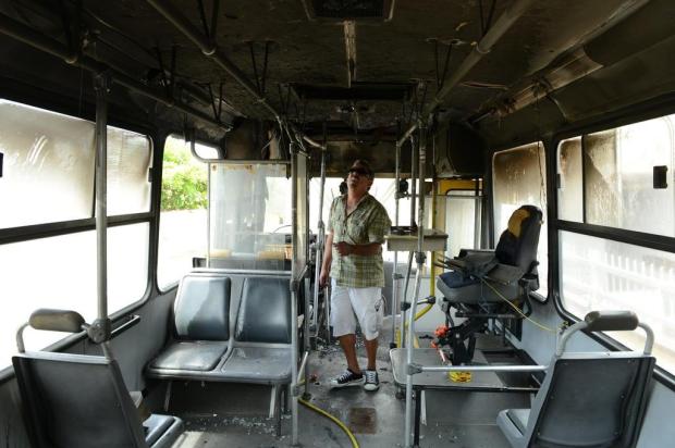 Motorista de ônibus incendiado em Navegantes viveu minutos de terror Rafaela Martins/Agencia RBS Motorista de ônibus incendiado em Navegantes viveu minutos de terror Rafaela Martins/Agencia RBS