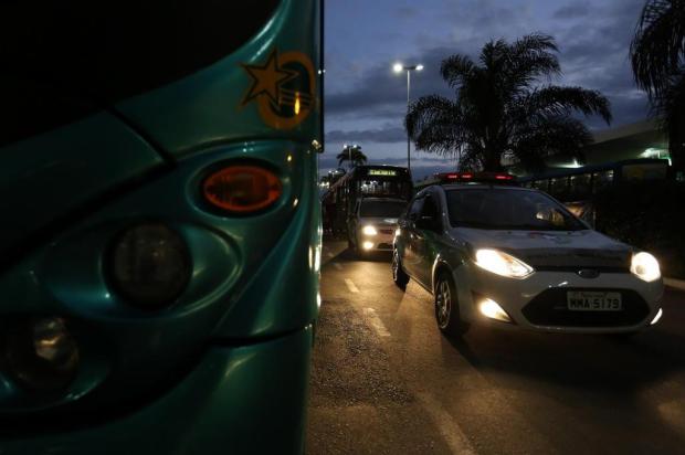 Prefeitura aluga carros para escolta de ônibus em morros de Florianópolis Cristiano Estrela/Agencia RBS Prefeitura aluga carros para escolta de ônibus em morros de Florianópolis Cristiano Estrela/Agencia RBS