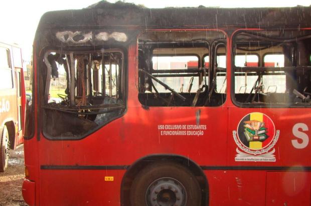 Três ônibus são incendiados na garagem da prefeitura de Ilhota  Divulgação/1