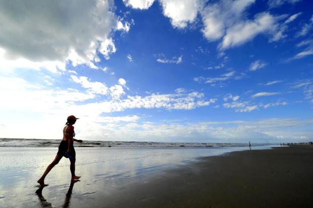 Veranistas começam a ocupar a praia aos poucos em Capão da Canoa Félix Zucco/Agencia RBS