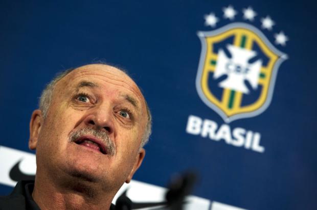 Felipão chega bem humorado, mas se irrita com pergunta de jornalista inglês ADRIAN DENNIS / AFP/ Felipão chega bem humorado, mas se irrita com pergunta de jornalista inglês ADRIAN DENNIS / AFP/