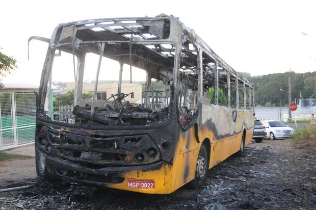 Passageiros são obrigados a descer e ônibus é incendiado em Chapecó Sirli Freitas/Agencia RBS