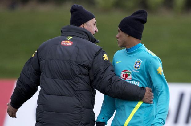 Felipão define time titular: Dante na zaga, Oscar e Ronaldinho no meio ADRIAN DENNIS / AFP/ Felipão define time titular: Dante na zaga, Oscar e Ronaldinho no meio ADRIAN DENNIS / AFP/
