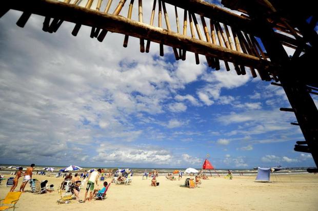 Tempo nublado diminui presença de veranistas na Praia de Atlântida Félix Zucco/Agencia RBS