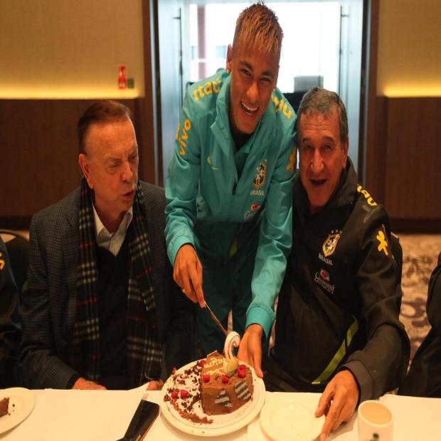 FOTO: Neymar celebra aniversário com bolo no hotel da Seleção, em Londres Mowa Press/Divulgação CBF FOTO: Neymar celebra aniversário com bolo no hotel da Seleção, em Londres Mowa Press/Divulgação CBF