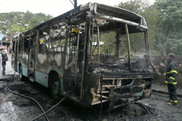 Ataque é registrado no Saco dos Limões após quatro dias sem atentados a ônibus em Florianópolis Cristiano Estrela/Agencia RBS Ataque é registrado no Saco dos Limões após quatro dias sem atentados a ônibus em Florianópolis Cristiano Estrela/Agencia RBS