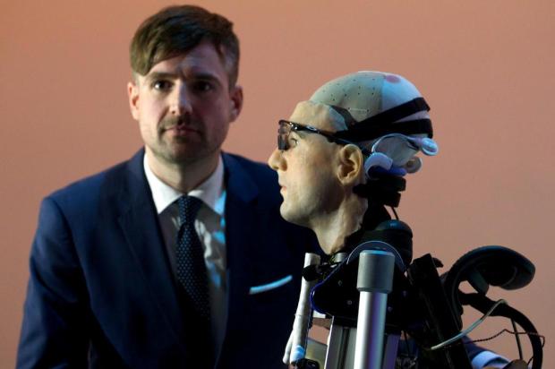 "Homem biônico" é revelado no Museu de Ciências de Londres Andrew Cowie/AFP "Homem biônico" é revelado no Museu de Ciências de Londres Andrew Cowie/AFP