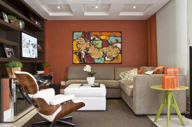 Tom alaranjado veste paredes e dá personalidade para living de casa de veraneio no litoral norte do Estado Carlos Edler/Divulgação