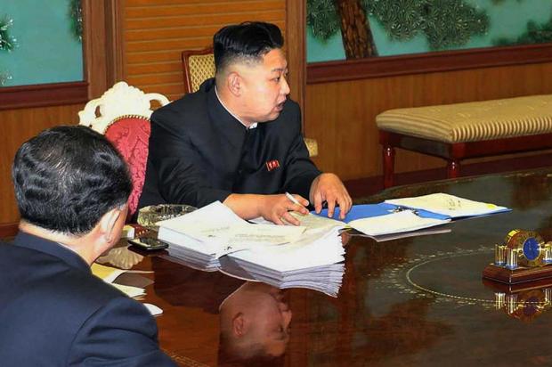 Foto de Kim Jong-Un com smartphone desperta curiosidade em internautas KCNA via KNS/AFP