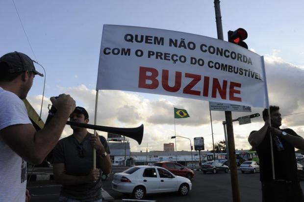 Mais de cem pessoas protestam contra reajuste da gasolina em Canoas Adriana Franciosi/Agencia RBS