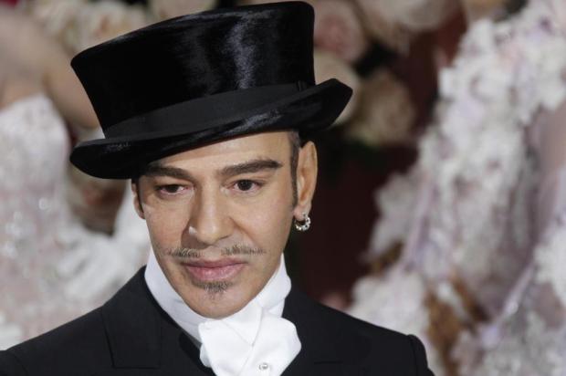 John Galliano volta a surpreender o mundo da moda ao processar a Dior FRANCOIS GUILLOT/AFP John Galliano volta a surpreender o mundo da moda ao processar a Dior FRANCOIS GUILLOT/AFP