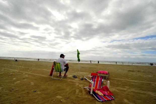 Tempo nublado no Litoral Norte afasta veranistas da beira da praia Félix Zucco/Agencia RBS Tempo nublado no Litoral Norte afasta veranistas da beira da praia Félix Zucco/Agencia RBS