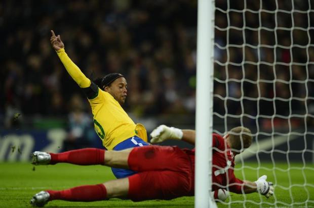 Na reestreia de Felipão, Ronaldinho desperdiça pênalti e Seleção perde para a Inglaterra por 2 a 1 em Wembley Adrian Dennis/AFP Na reestreia de Felipão, Ronaldinho desperdiça pênalti e Seleção perde para a Inglaterra por 2 a 1 em Wembley Adrian Dennis/AFP