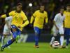 Ronaldinho chuta o pênalti mas perde a chance de marcar para o Brasil
