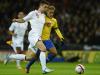 Neymar disputa a bola com Gary Cahill