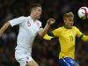 Neymar disputa a bola com Gary Cahill