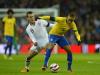 Neymar disputa a bola com Jack Wilshere