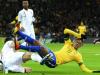 Neymar disputa a bola com Gary Cahill