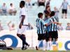Comemoração do primeiro gol da partida, marcado de pênalti por Elano