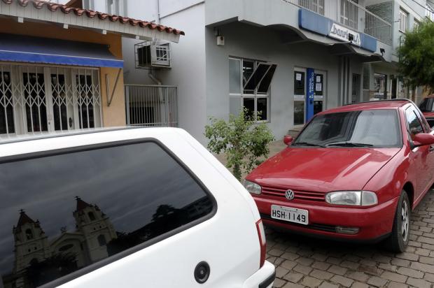 Refém de roubo a banco em Nova Araçá diz que foi obrigado a retirar armas e coletes de vigilantes Juan Barbosa/Agência RBS Refém de roubo a banco em Nova Araçá diz que foi obrigado a retirar armas e coletes de vigilantes Juan Barbosa/Agência RBS