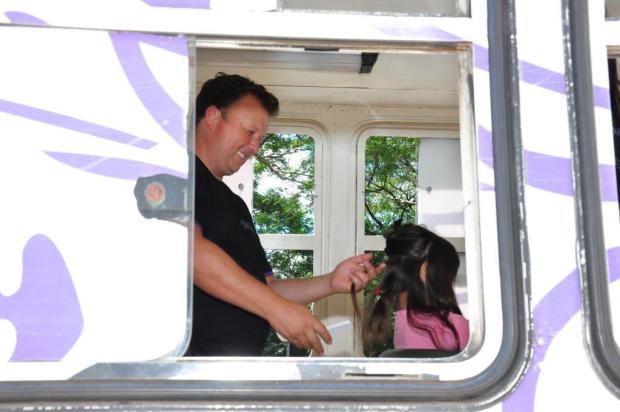 Casal transforma ônibus em salão e viaja pelo Estado à caça de cabelos Diogo Zanatta/Especial