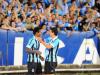 Elano comemora ao lado de Zé Roberto após belo gol do camisa 10 gremista
