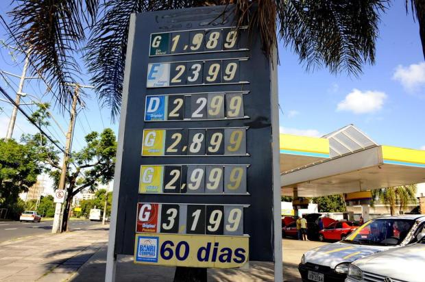 Gasolina subiu 7,4% em Porto Alegre Adriana Franciosi/Agencia RBS Gasolina subiu 7,4% em Porto Alegre Adriana Franciosi/Agencia RBS