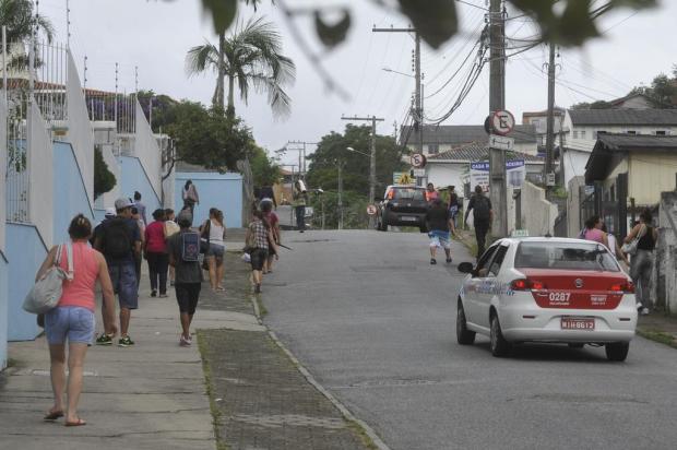 Suspensão de linhas de ônibus para pontos mais altos de Florianópolis deixa população a pé Caio Marcelo/Agencia RBS Suspensão de linhas de ônibus para pontos mais altos de Florianópolis deixa população a pé Caio Marcelo/Agencia RBS