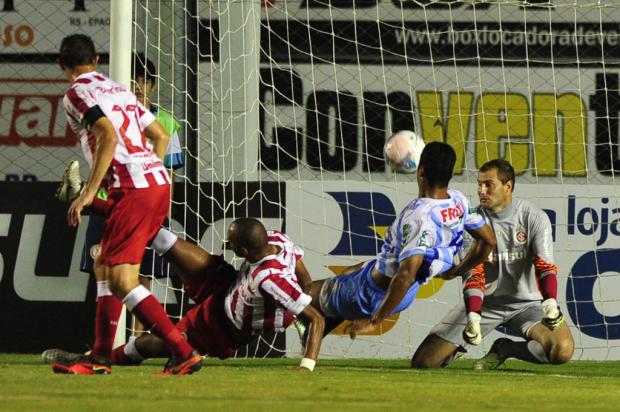 Com time de reservas, Inter joga mal e é derrotado pelo Lajeadense por 1 a 0 Diego Vara/ Com time de reservas, Inter joga mal e é derrotado pelo Lajeadense por 1 a 0 Diego Vara/