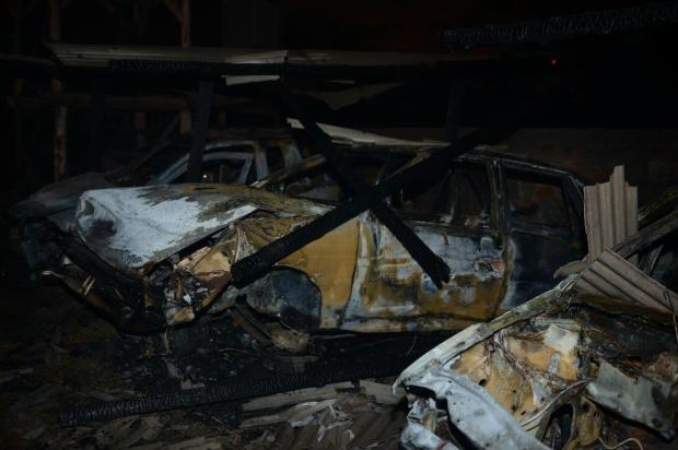 Carros de ferro velho são incendiados em Navegantes Marcos Porto/Agencia RBS Carros de ferro velho são incendiados em Navegantes Marcos Porto/Agencia RBS