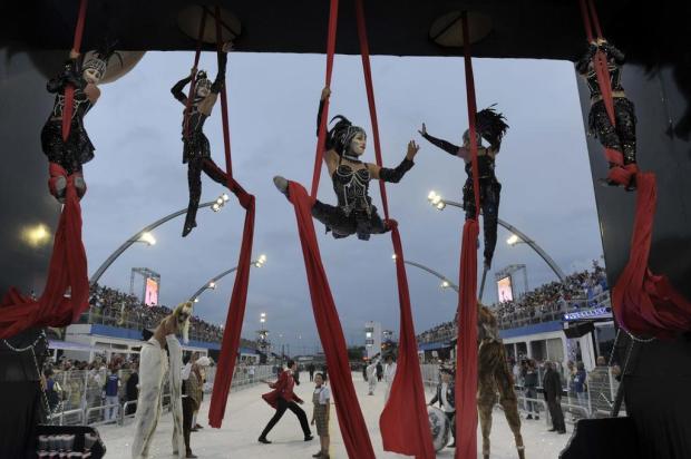 Vinho e samba vão desfilar lado a lado em São Paulo Mauricio LIMA/AFP Vinho e samba vão desfilar lado a lado em São Paulo Mauricio LIMA/AFP