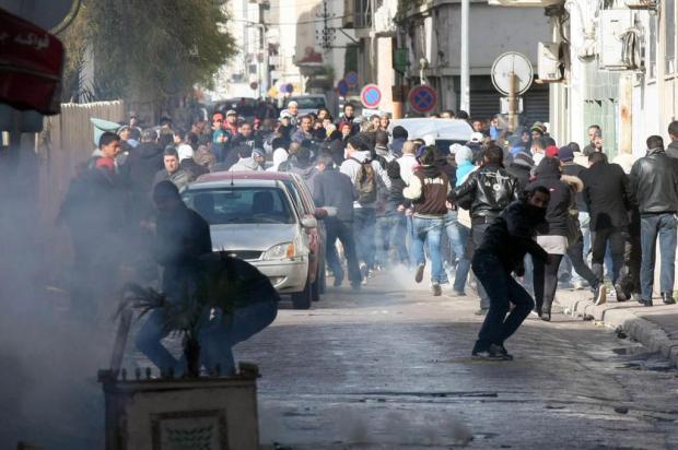 Manifestantes e polícia se enfrentam na Tunísia pelo segundo dia consecutivo KHALIL/AFP PHOTO Manifestantes e polícia se enfrentam na Tunísia pelo segundo dia consecutivo KHALIL/AFP PHOTO