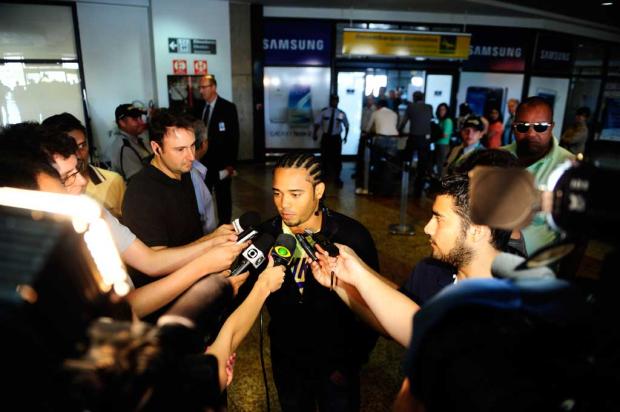 Contratado para a Libertadores, Adriano desembarca em Porto Alegre Mauro Vieira/Agência RBS/