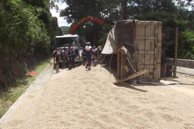 Trânsito é totalmente liberado na BR-116, onde caminhão tombou em Nova Petrópolis Bombeiros de Nova Petrópolis, Divulgação/