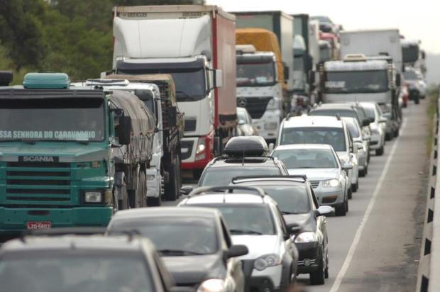 Movimento do trânsito na BR-101 alivia, mas filas permanecem com 6 Km Maurício Vieira/Agencia RBS