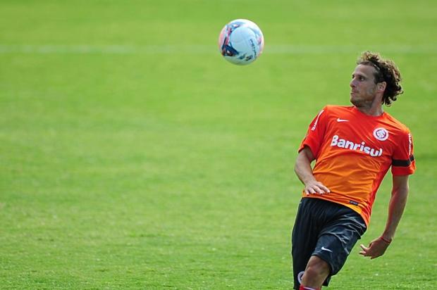 Forlán volta aos treinos após defender seleção e Dunga trabalha posse de bola com titulares Fernando Gomes/Agencia RBS
