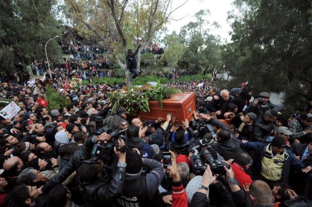 Funeral de oposicionista assassinado é o maior desde 2000 na Tunísia FETHI BELAID/AFP PHOTO Funeral de oposicionista assassinado é o maior desde 2000 na Tunísia FETHI BELAID/AFP PHOTO