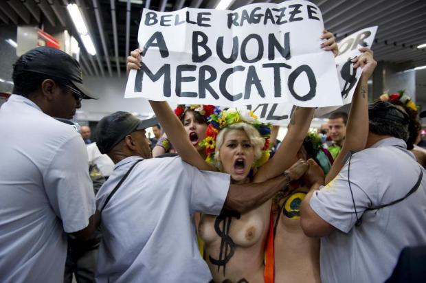 Ativistas fazem topless no aeroporto Tom Jobim para protestar contra o turismo sexual VANDERLEI ALMEIDA/AFP Ativistas fazem topless no aeroporto Tom Jobim para protestar contra o turismo sexual VANDERLEI ALMEIDA/AFP
