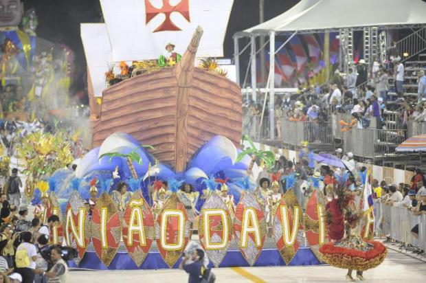 Com homenagem às vítimas da boate Kiss, União da Vila do IAPI faz desfile com problemas de evolução Adriana Franciosi/Agencia RBS