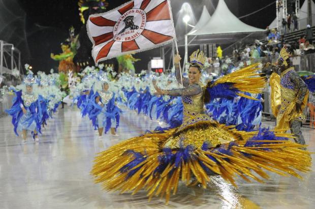 Acadêmicos de Gravataí sofre com a chuva, mas faz desfile animado Adriana Franciosi/Zero Hora