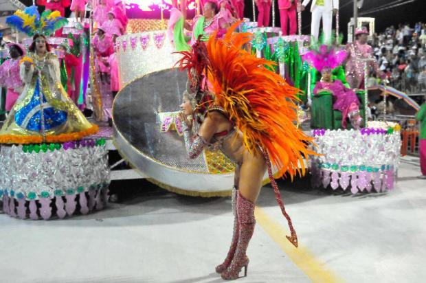 Com Ângela Bismarchi, Praiana vai do luxo ao desleixo em desfile Marcelo Oliveira/Diário Gaúcho Com Ângela Bismarchi, Praiana vai do luxo ao desleixo em desfile Marcelo Oliveira/Diário Gaúcho