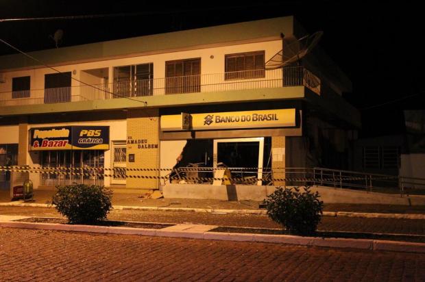 "Quando ouviram a sirene da Brigada, eles fugiram", relata refém de criminosos em Arroio dos Ratos Dani Barcellos/Especial/Agencia RBS "Quando ouviram a sirene da Brigada, eles fugiram", relata refém de criminosos em Arroio dos Ratos Dani Barcellos/Especial/Agencia RBS