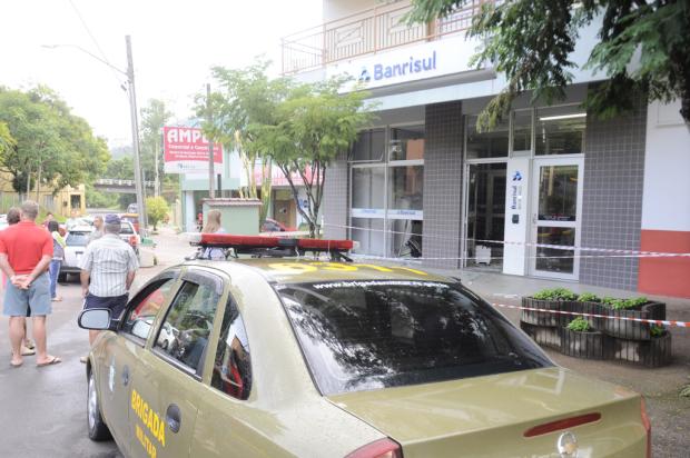 Criminosos explodem caixa eletrônico do Banrisul em São Vendelino Roni Rigon, Agência RBS/ Criminosos explodem caixa eletrônico do Banrisul em São Vendelino Roni Rigon, Agência RBS/