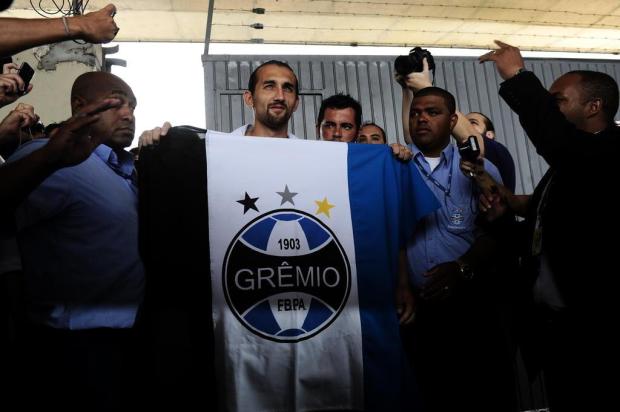 Atacante Barcos chega a Porto Alegre para reforçar o Grêmio na sua 14ª Libertadores Emílio Pedroso/Agencia RBS Atacante Barcos chega a Porto Alegre para reforçar o Grêmio na sua 14ª Libertadores Emílio Pedroso/Agencia RBS