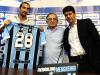 O jogador posou para fotos ao lado do presidente Fábio Koff e do diretor executivo de futebol Rui Costa
