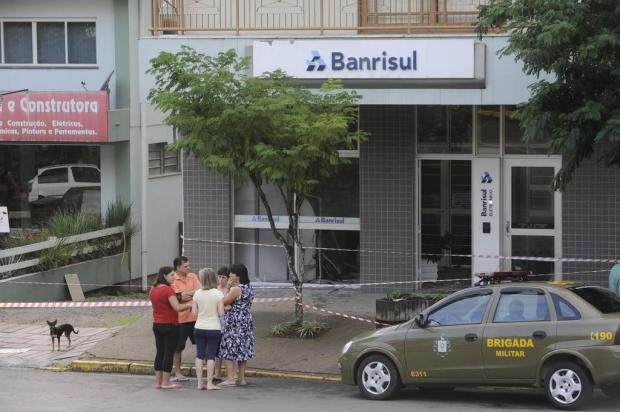 Criminosos fogem após explodir dois caixas eletrônicos em São Vendelino, no Vale do Caí Roni Rigon/Agencia RBS