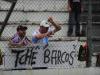 Torcedores do Grêmio saúdam a nova contratação do time: o centroavante argentino Barcos