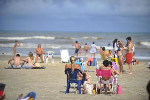 Veranistas tomam a praia mesmo com tempo instável em Atlântida Félix Zucco/Agencia RBS