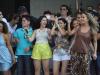 Claudia Leitte entrevista fãs em sua pool party