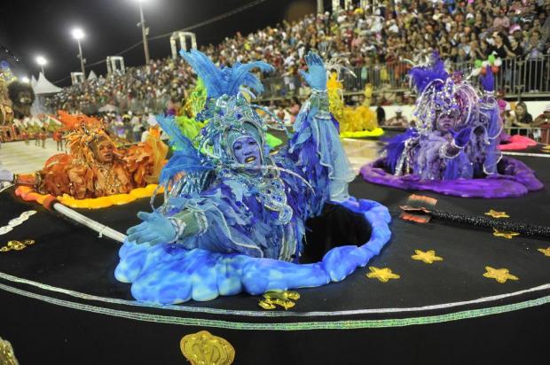 Com enredo sobre maquiagem, Imperadores do Samba dá show no Porto Seco Mateus Bruxel/Diário Gaucho